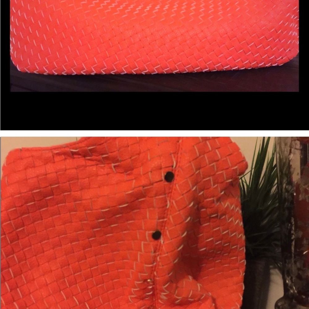 ISO THIS PURSE IF ANYONE KNOWS WHERE THEY SELL THEM OR HAS ONE PLEASE LMK❤️ - Picture 2 of 3